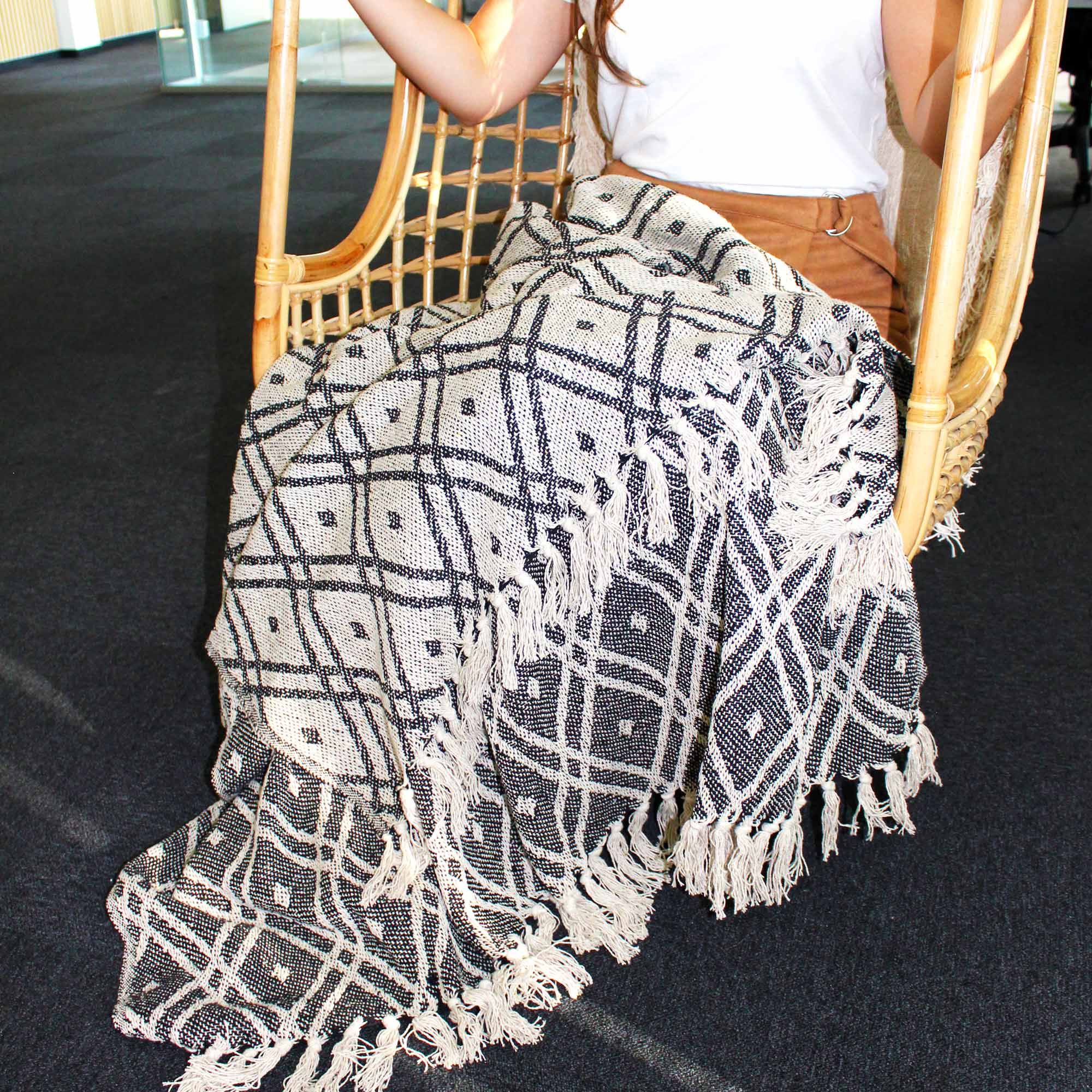 Manta Boho Padrão Regency — Preto & Bege