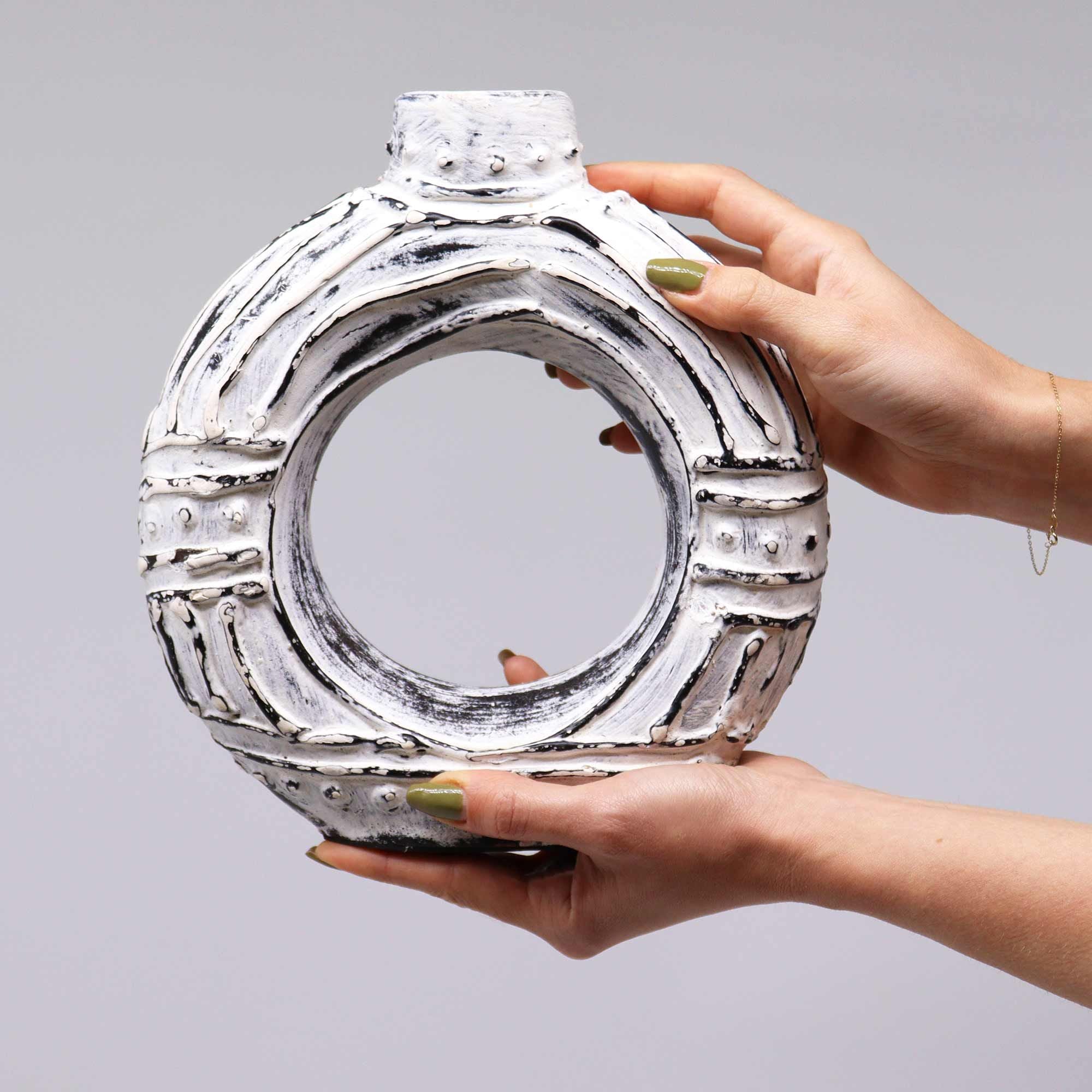 Jarro de Cerâmica em Forma de Donut — Creme 23cm
